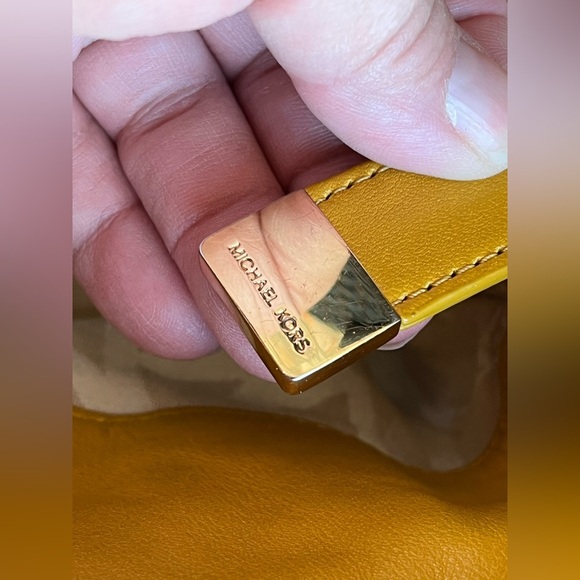 Michael Kors Beverley Mustard Yellow And Gold Drawstring Bag rare vintage - Picture 15 of 16